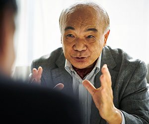 説明する男の人