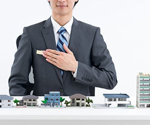 不動産会社で働く男の人