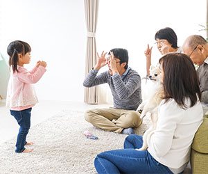 家族が遊んでいる様子