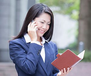 アポをとりつける女性社員