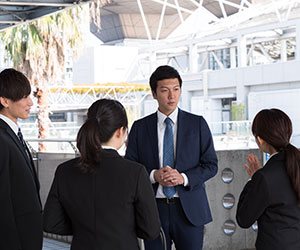 OBの話を聞く社員