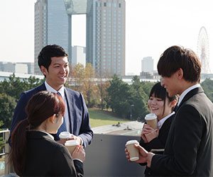 OBと一緒にコーヒーを飲む社員