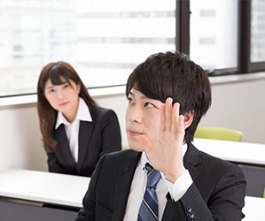 質問を聞く男性