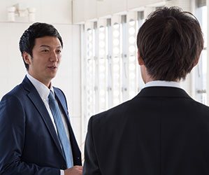 OBと話す男性の後ろ姿