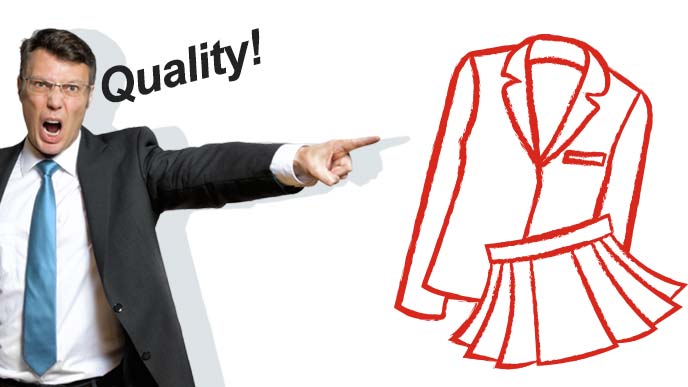 制服を指差しQULAITYを叫ぶ男性