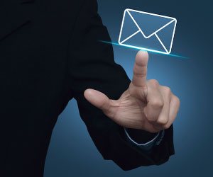 メールに指を指す人の手