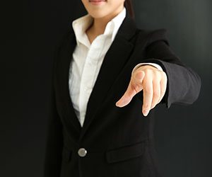 指を指す女の人