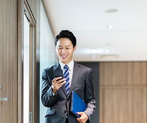 メールをチェックする男の人