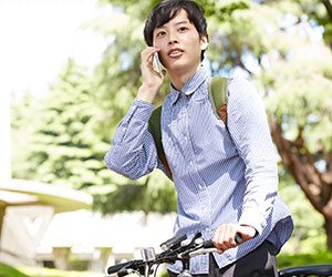 お外で電話をする男性