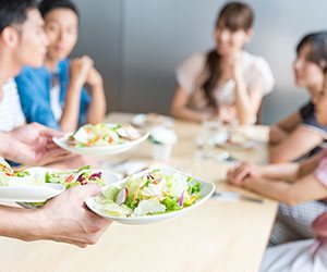 注文が運ばれる様子