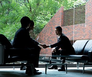 会社のロビーでOB訪問の様子