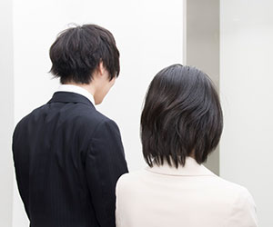 エレベーターの前に立つ人達