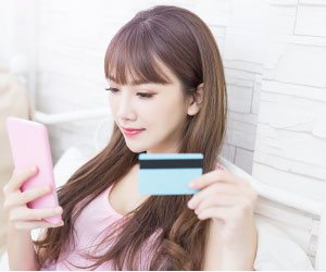 携帯とスマホを持つ女性