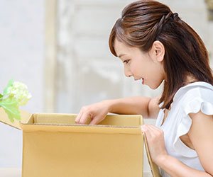 楽しく届いたものを開ける女性