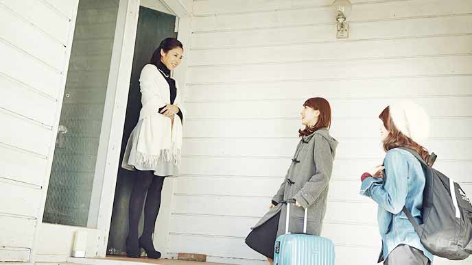 旅行客を迎える民泊の玄関