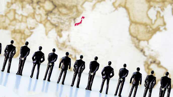 世界の中の日本を見つめるビジネスマンの集団