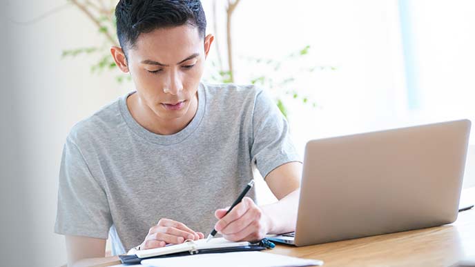 メモを書く就活学生