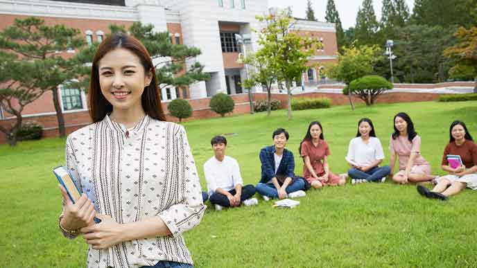 キャンパスに集う仲間