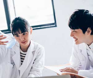 チームで研究する学生