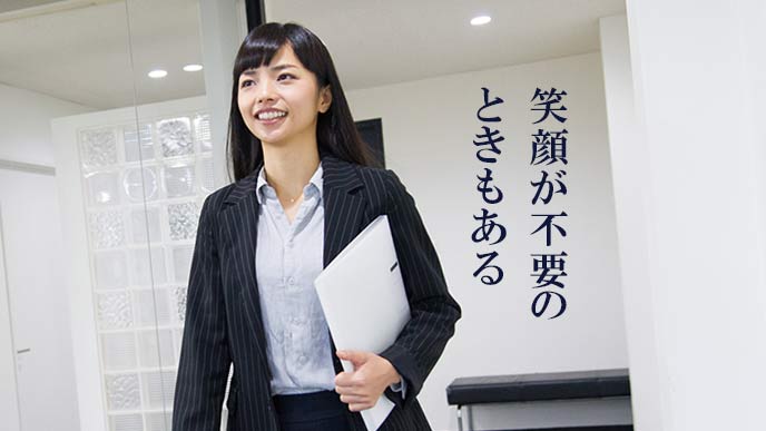 笑顔の女性社員