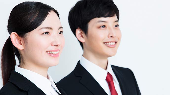 面接では笑顔を見せる