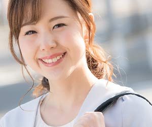 笑顔の営業職の女性社員