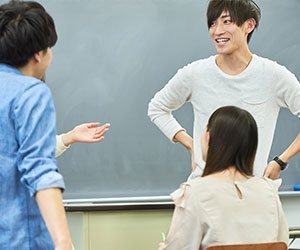 会議を行う学生たち