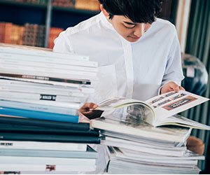 雑誌を見る学生