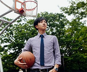 バスケットボールを持つ男性