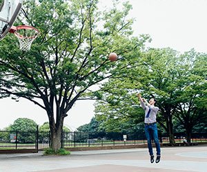 バスケットボールをシュートする男性