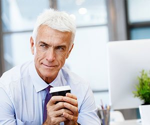 コーヒーを飲む営業者