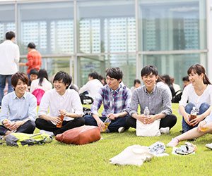 芝生の上に座る学生たち