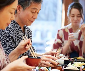 食事をする3人家族