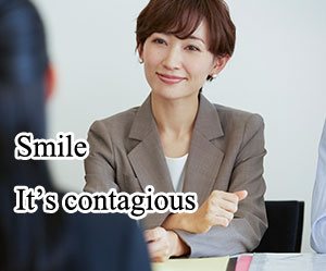 面接官が笑顔をする様子