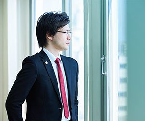 窓の外を見る弁護士