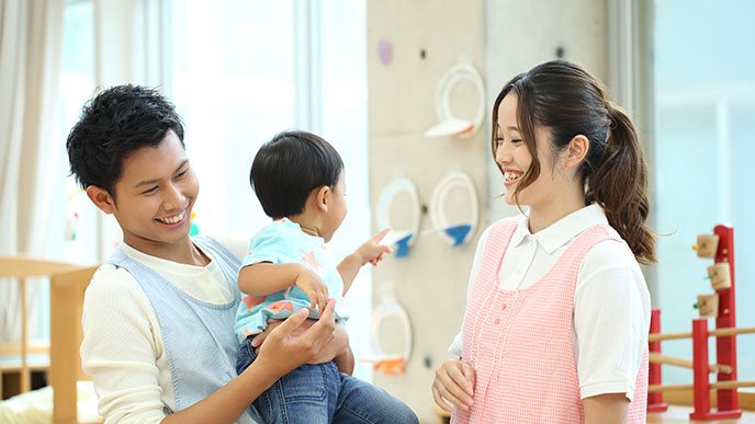 働く保育士の様子