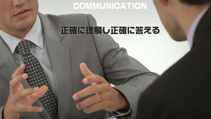 ジェスチャーを伴い相手に語り掛ける男性