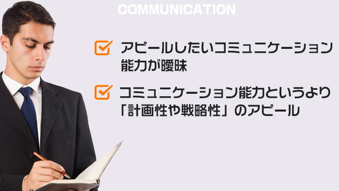 下を向き熱心にメモを取る若い男性