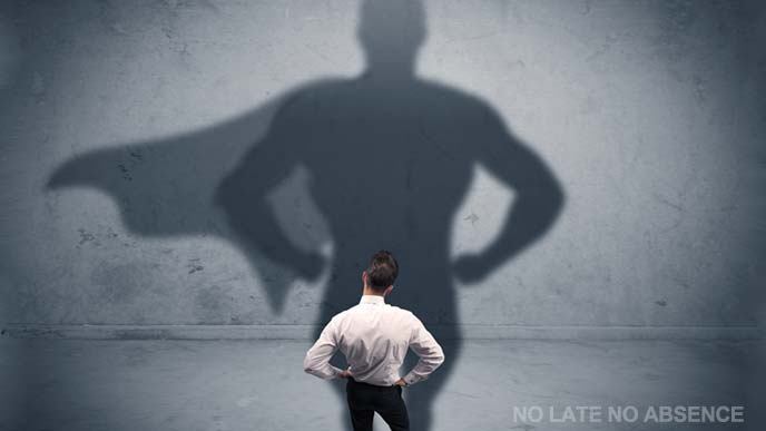 ヒーローの影を映す男性