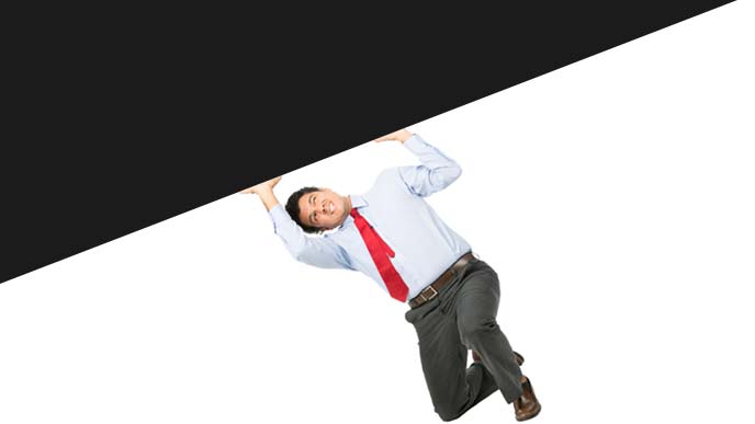 押しとどめる男性