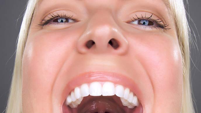 豪快な笑顔の女性