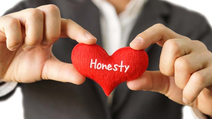 ハートの形をした誠意を差し出す男性