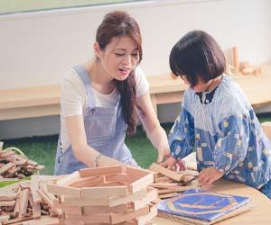 工作指導する保育士と園児