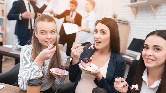 スイーツを食べる女性社員たち