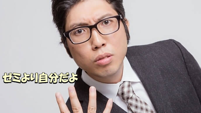 ポイントを伝えるように指を見せる男の人