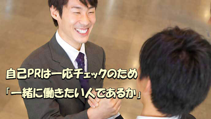 腕を組む男性社員