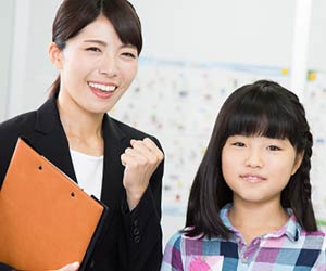 新卒の塾講師がガッツポーズ