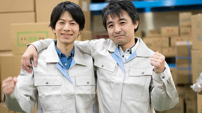 若い授業員と肩を組む年配社員