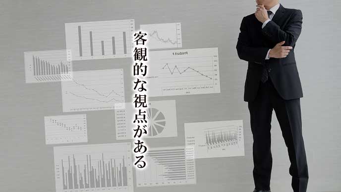 データを取って客観的に思考するビジネスマン