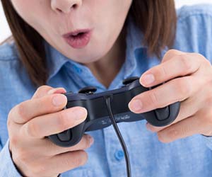 ゲームに熱中する女性